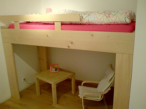 Dětský stolek, křeslo a spací patro
